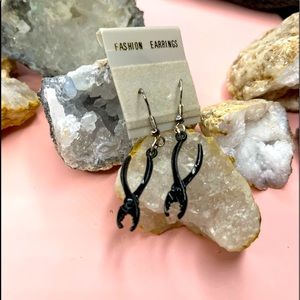 Fashion earrings black pliers